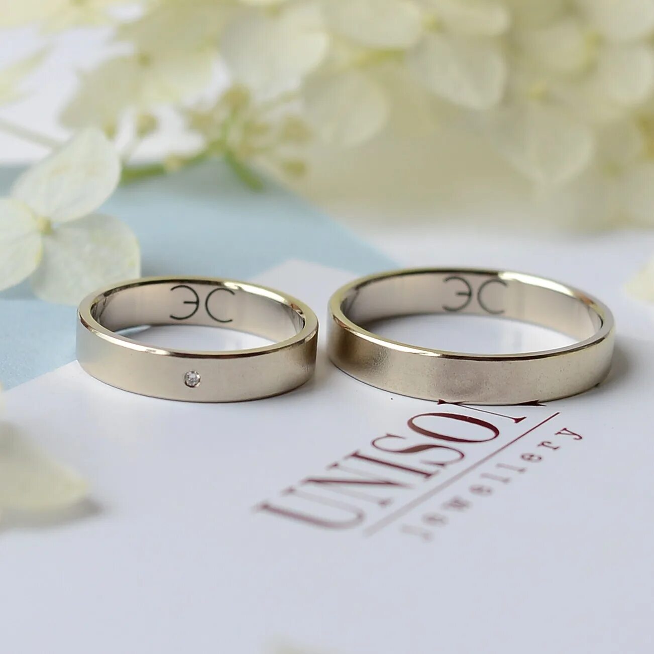 Обручальные кольца 2022 парные. Обручальные кольца тренды. Кольца 2020-2021. Обручальные кольца парные 585 без камней. Какие обручальные в моде.