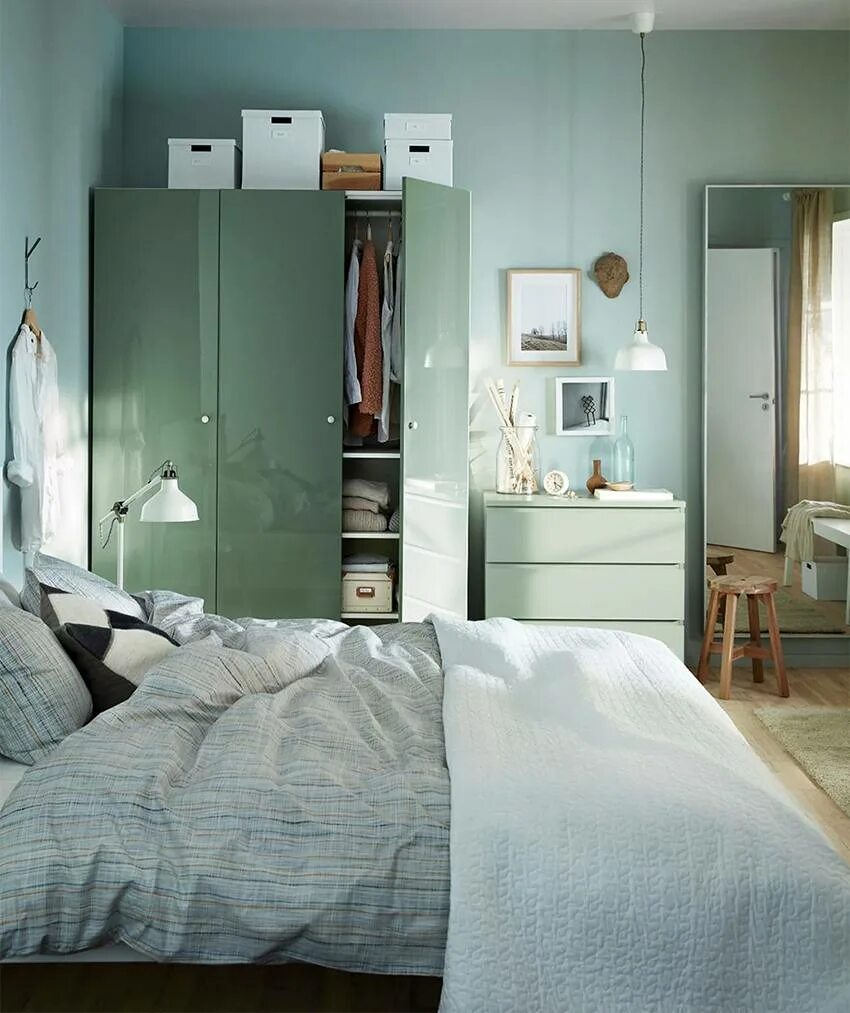 Пакс фардаль голубой. Икеа шкаф бирюза. Спальня в скандинавском стиле зеленая. Шкаф пакс реинсволл. Reinsvoll реинсволл.