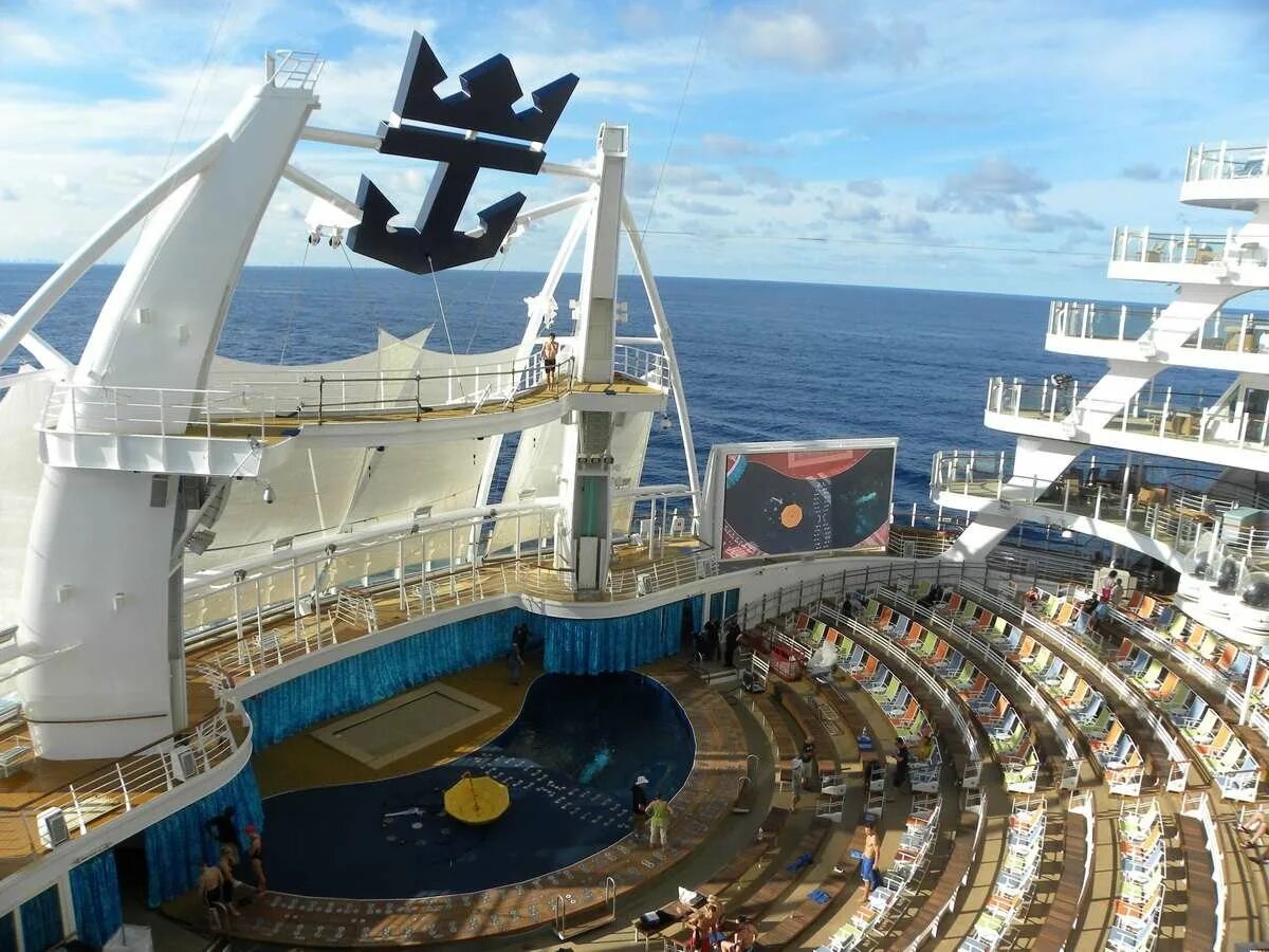 Оазис морей внутри. Самый большой корабль внутри. Oasis of the seas 2013 год июль. Самый большой лайнер oasis of the seas. Корабль oasis of the seas.