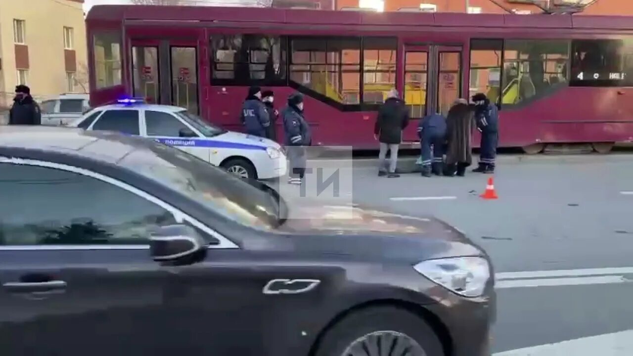 Трамвай сбил девочку Казань. ДТП на Гвардейской трамвай.