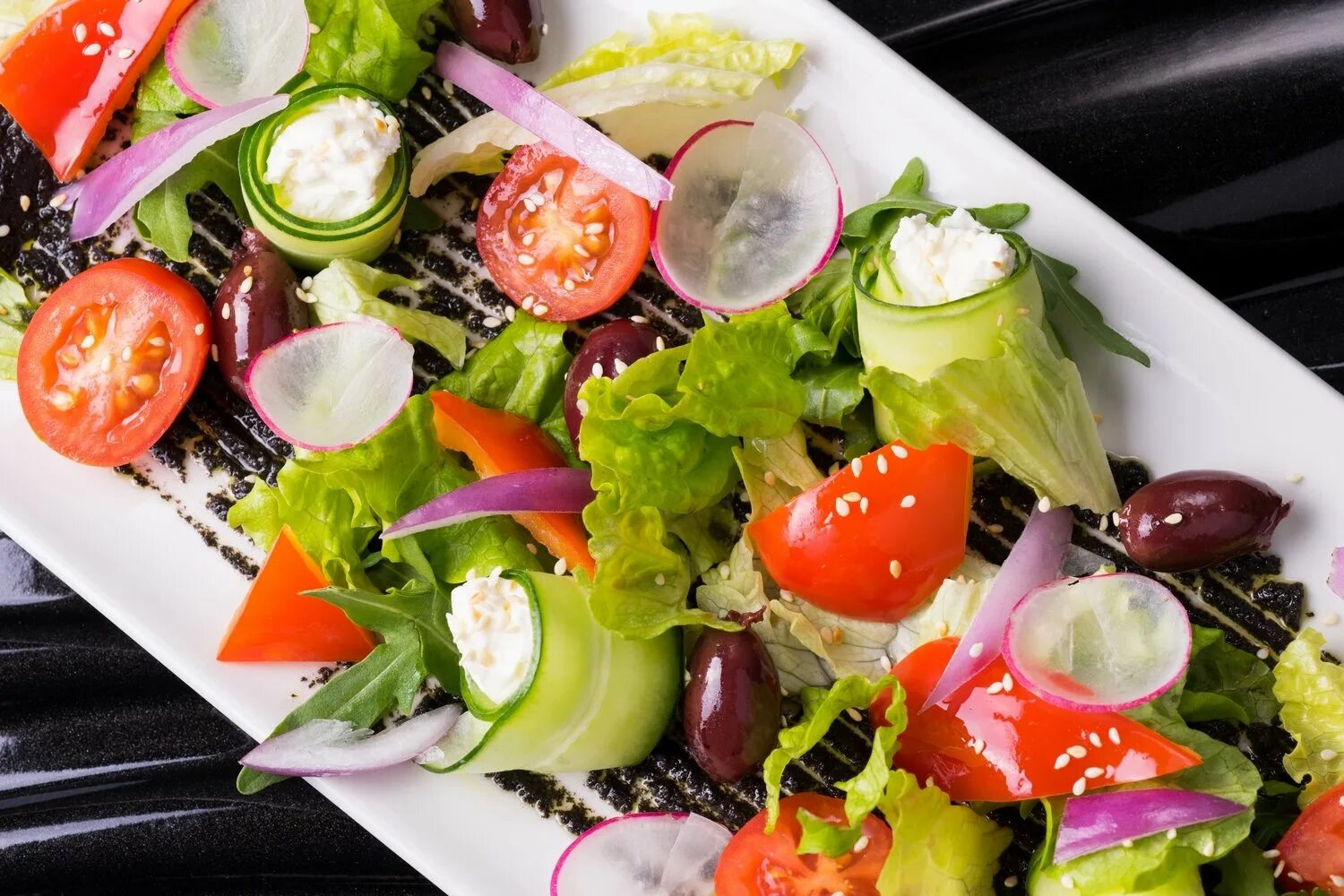 Овощи для ресторанов. Греческий салат необычная подача. Овощной салат. Салат греческий красивая подача. Красивая подача овощного салата.