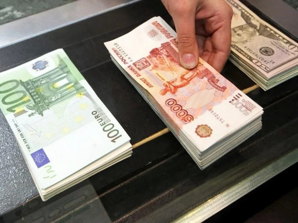 Вы решили обменять рубли на иностранную. Доллар евро рубль. Евро в рубли. Рубли доллары евро фото. Доллары в рубли.