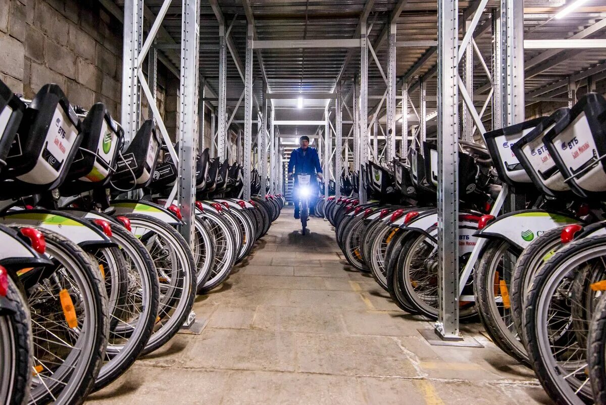 На складе велосипедов среди них женских. Склад велосипедов. Сезонное хранение велосипедов. Хранение велосипедов на складе. Огромный склад велосипедов.