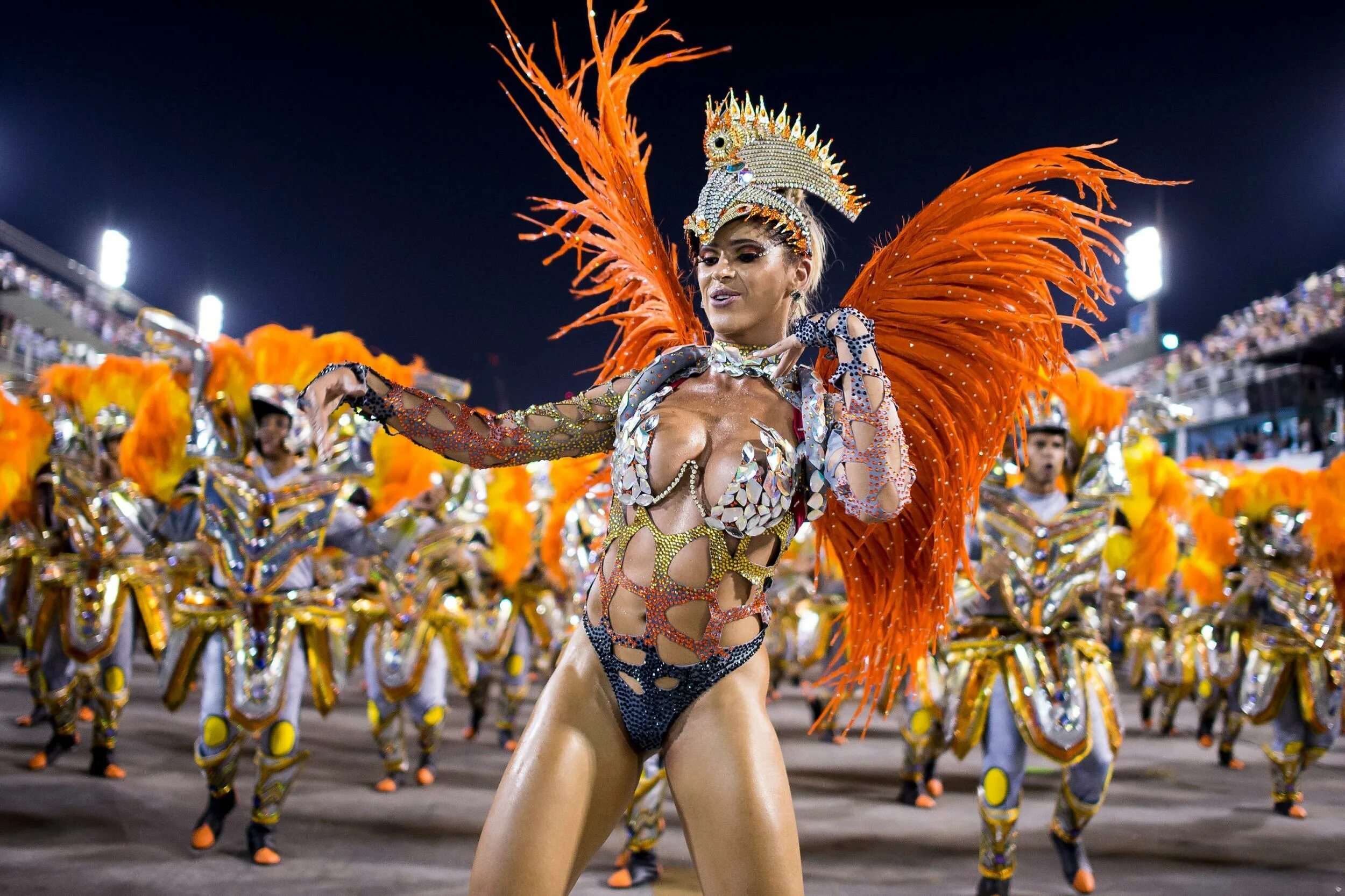 Карнавал в Рио-де-Жанейро. Карнавал Рио в Бразилии. Карнавал в Рио-де-Жанейро Рио-де-Жанейро Бразилия. Самба карнавал в Бразилии.