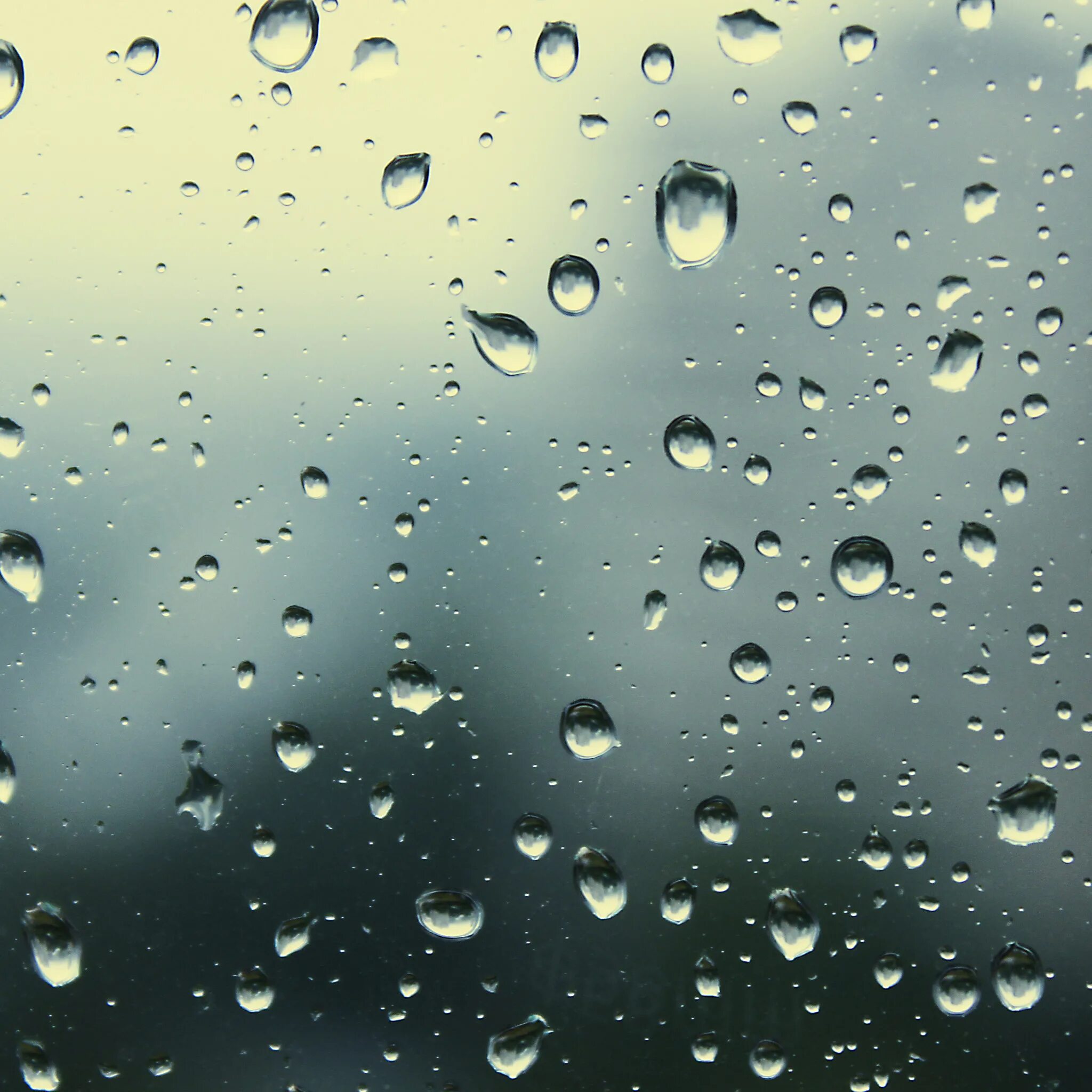 Стекает ли. Струи дождя на стекле. Капли краски стекают. Брызги краски на стене. Растекшаяся краска.