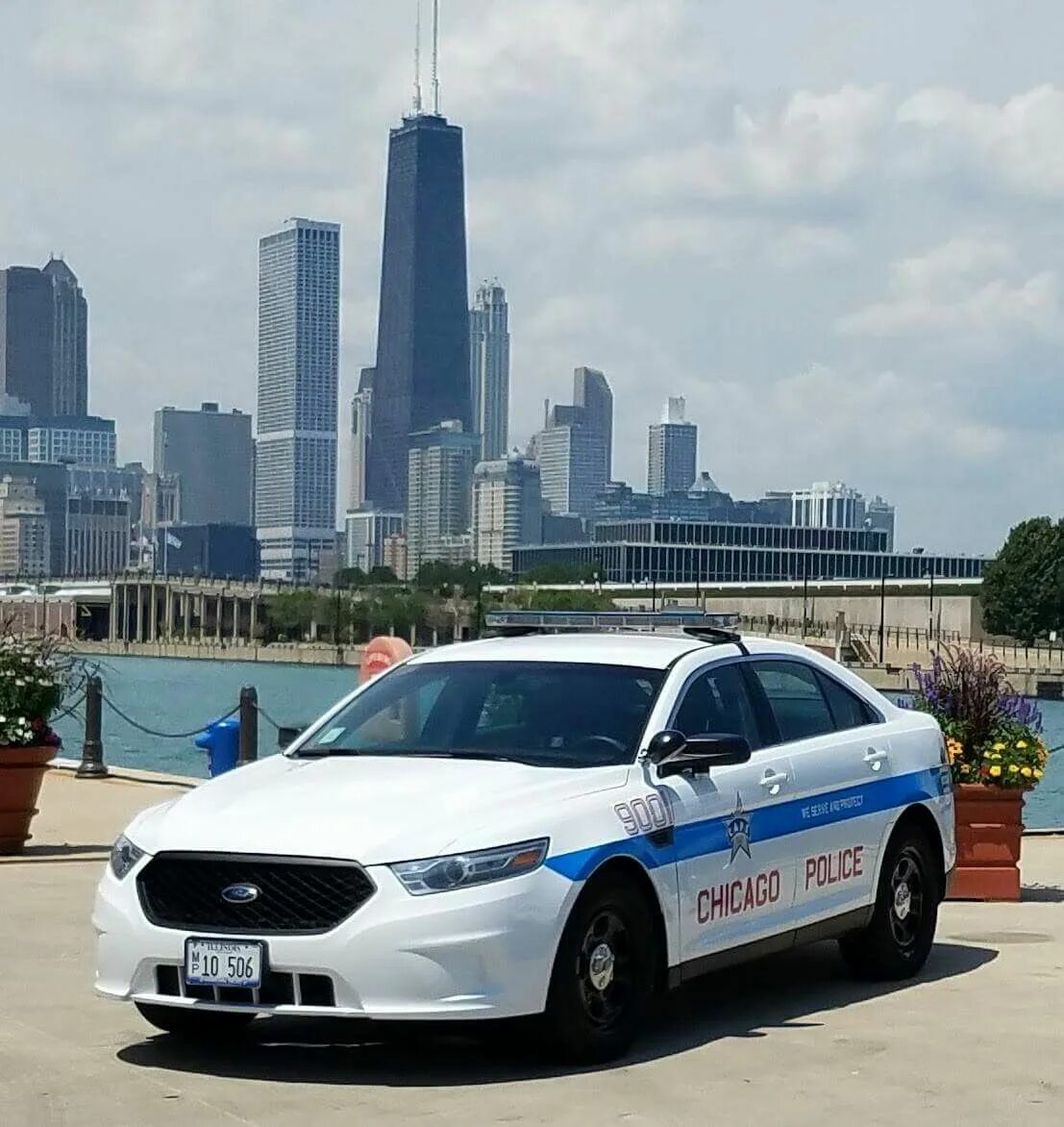 Сколько полицейских машин. Chicago Police car Ford Taurus. Форд Таурус полиция Майами. Toyota Camry NYPD. Ford Fusion Interceptor.