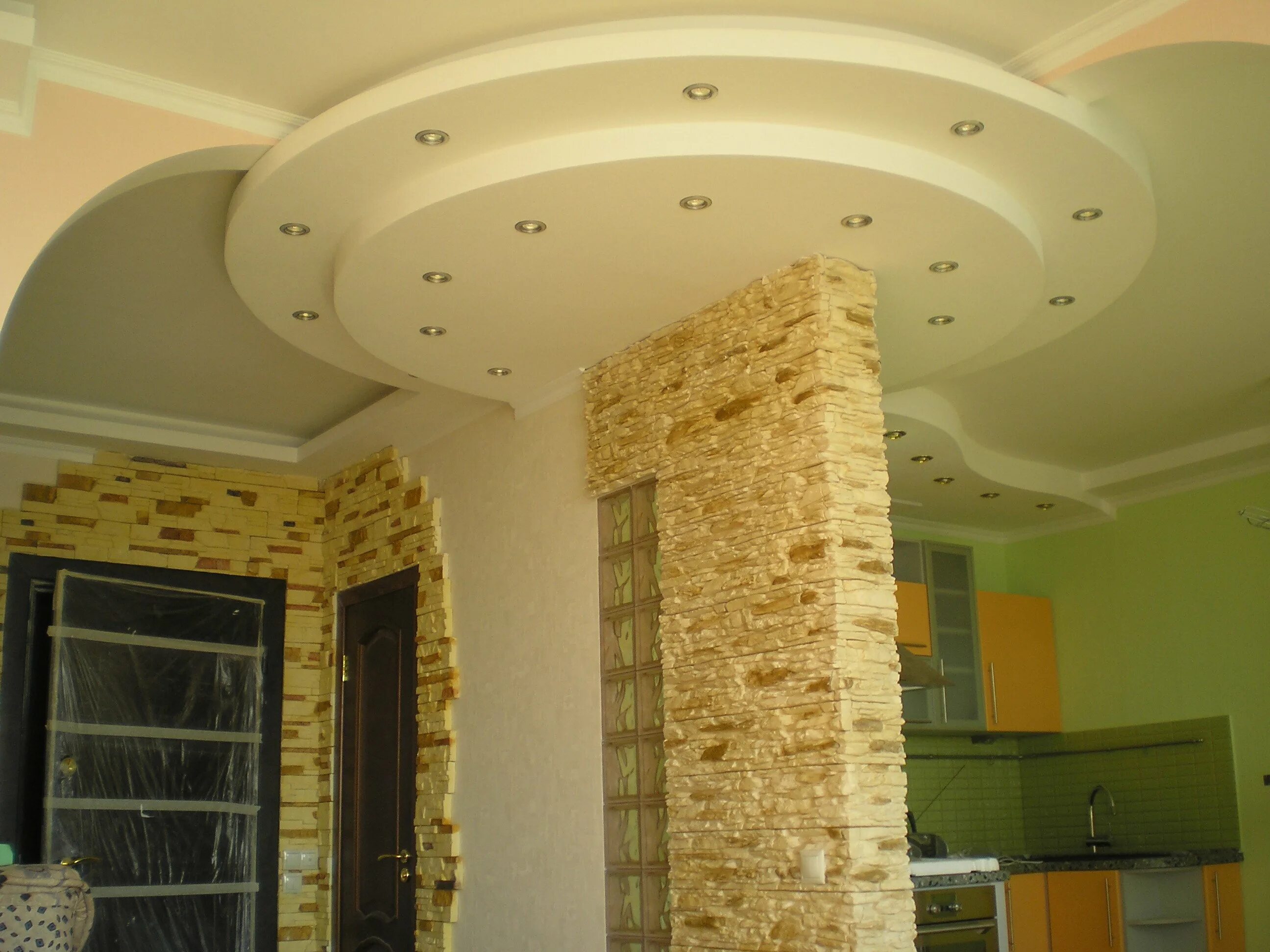 фигурный гипсокартонный потолок. отделка перегородки из гипсокартона. отделка перегородки из гипсокартона. декоративный гипсокартон. гипсокартон комната.