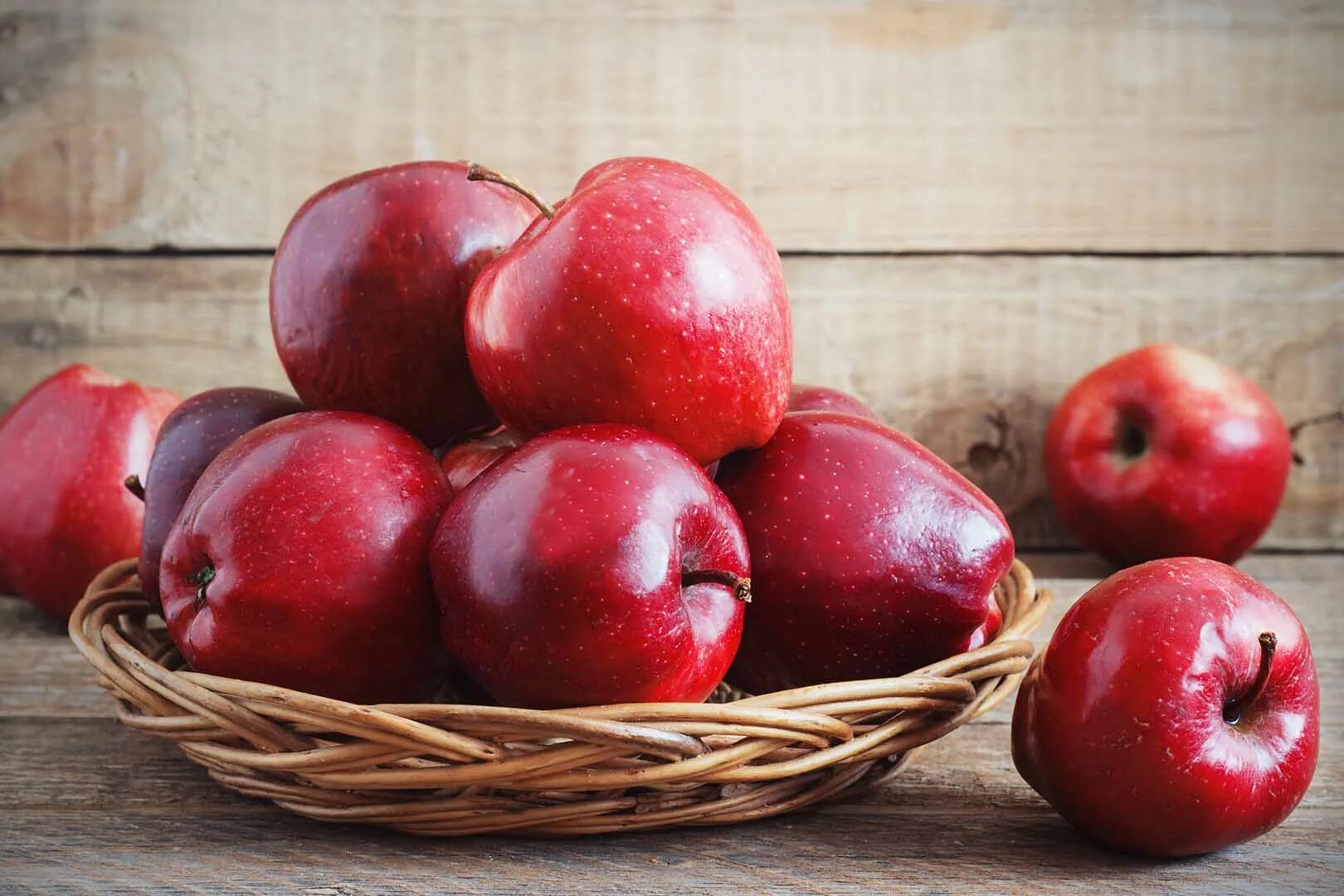 Видеть во красные яблоки. Яблоки красные. Яблоко фото. Яблоки на ветке. Много красных яблок.
