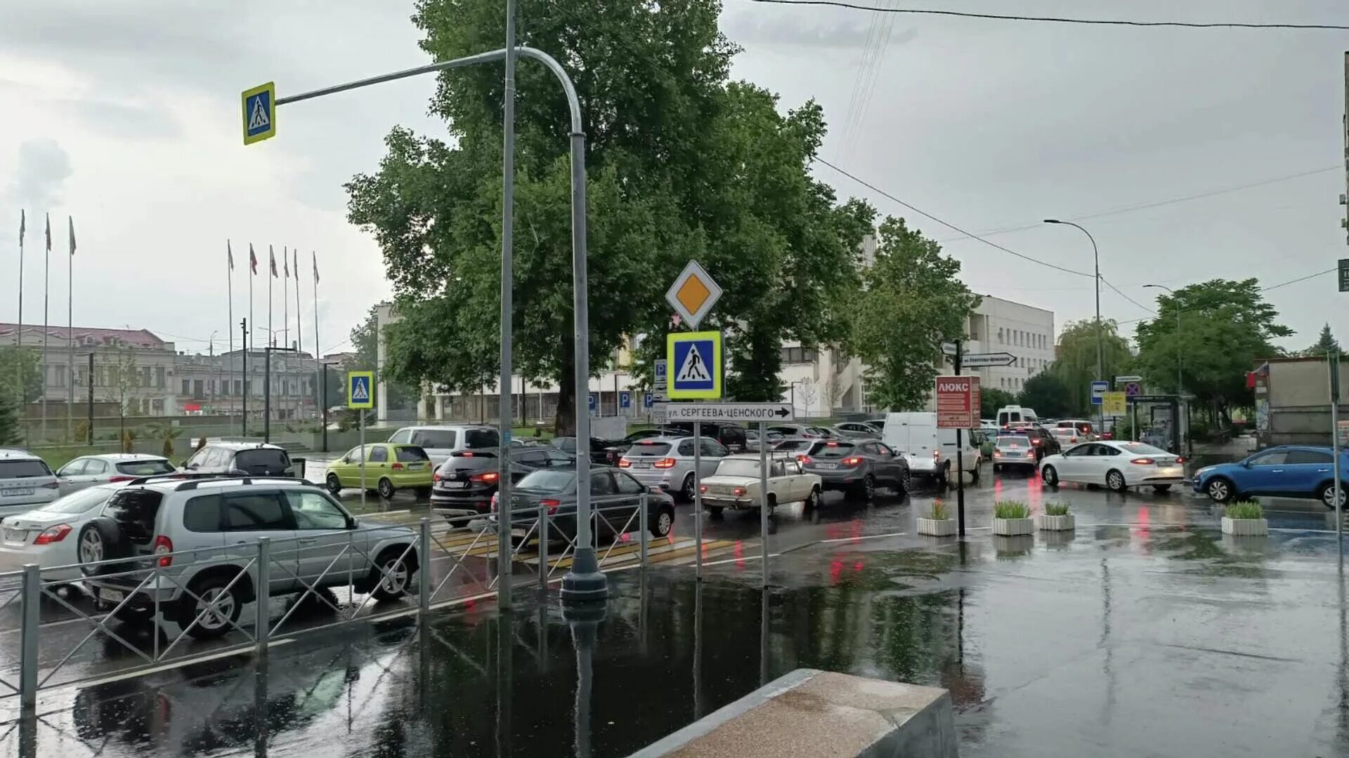 Ливень. Симферополь дождь. Симферополь ливень. Ливень на дороге.