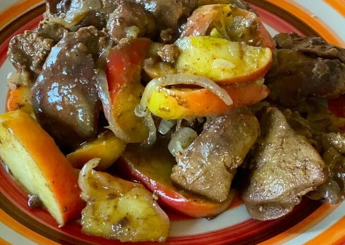 Куриная печень лук яблоко в банке. Куриная печень с яблоками. Печень тушеная с яблоками. Печень куриная с яблоками и луком в духовке. Печень с яблоками и луком на сковороде.