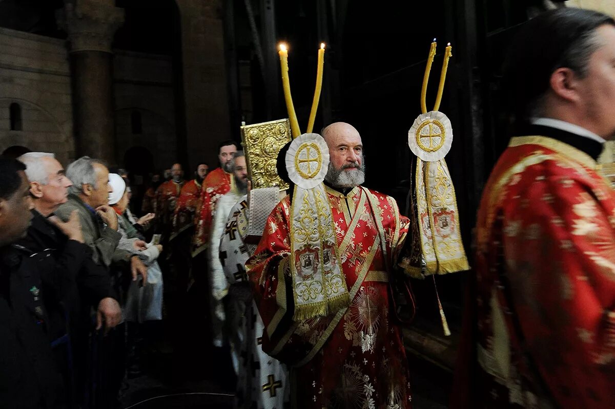 В иерусалиме священник. Храм гроба господня в иерусалиме сошествие благодатного огня. Израиль священник роман гультяев. Армянская церковь в иерусалиме. Богомольцы в иерусалиме.