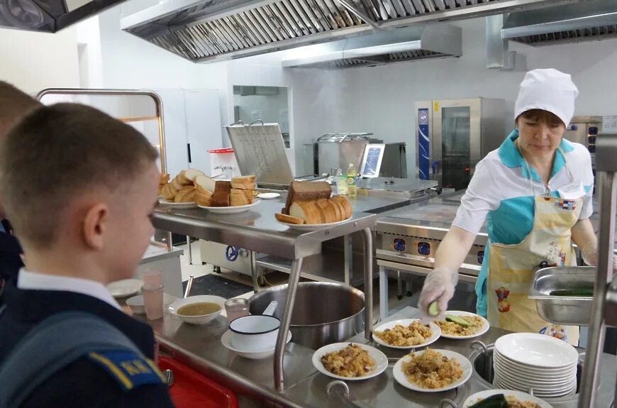 Работа в столовой в люберцах. Питание в подмосковных школах. школьная еда в столовой подмосковье. питание в школах подольска. пельмени в школьной столовой.