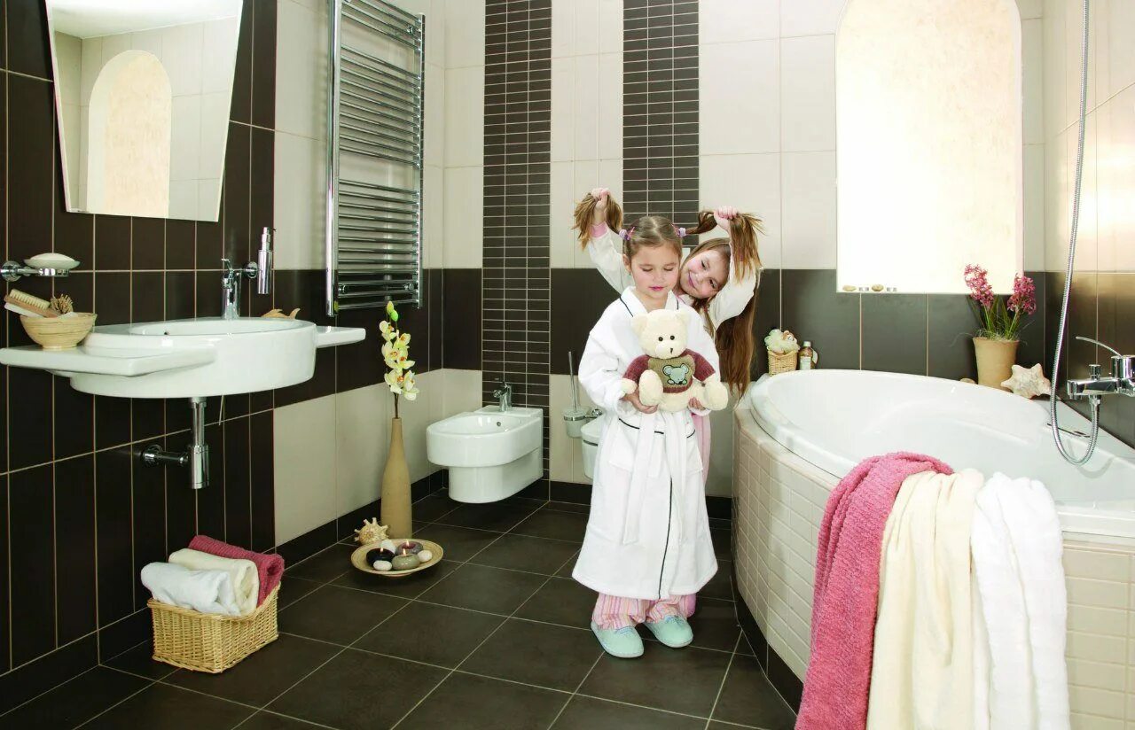 Ребенок в ванной комнате. Ванная комната семья. Ванная для семьи с детьми. Ванная комната с людьми. Интерьер ванной комнаты для детей.