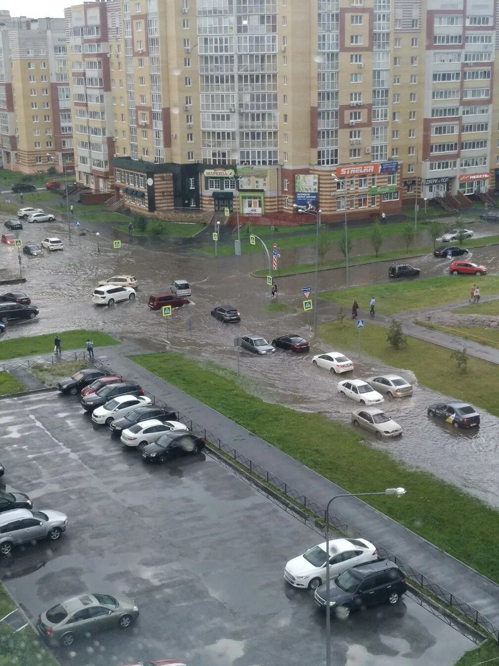 Потоп в тюмени. Наводнение в Тюмени. Тюмень дождь. Тюмень перекресток Республики Первомайская. Дождь в Тюмени сегодня.