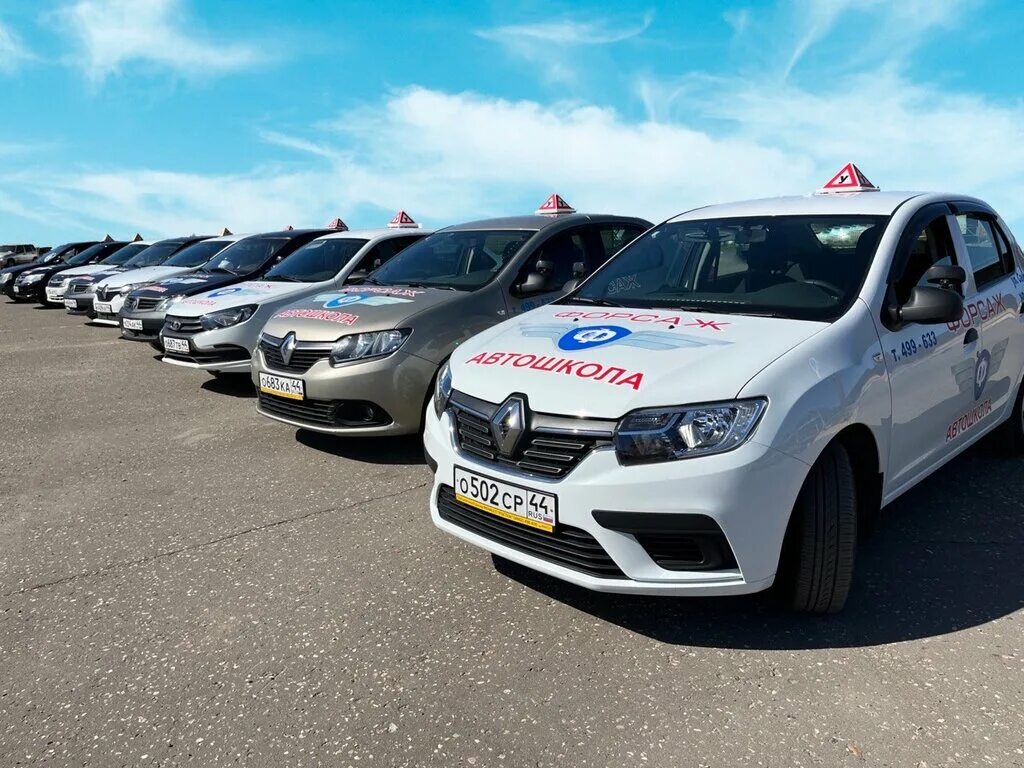 Автошкола форсаж иркутск автодром. Автодром хабаровск форсаж. Автошкола форсаж хабаровск суворова 44. Автошкола форсаж бор машины. Автошкола форсаж.