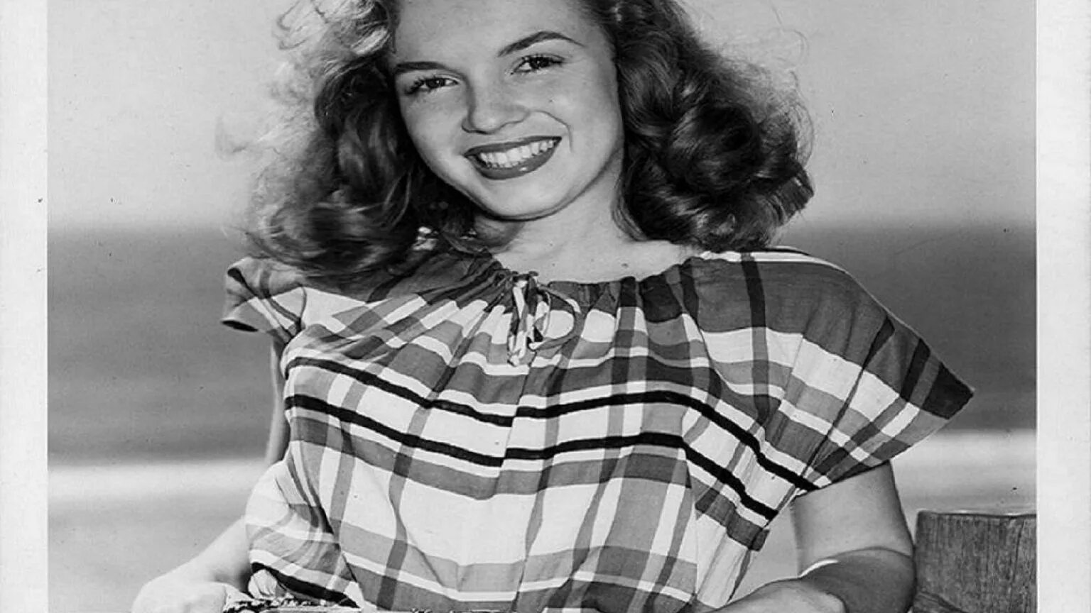 Норма джин. Норма джин и мэрилин монро. Джин бейкер мортенсон. Мэрилин монро и дэвид коновер. Norma jeane.