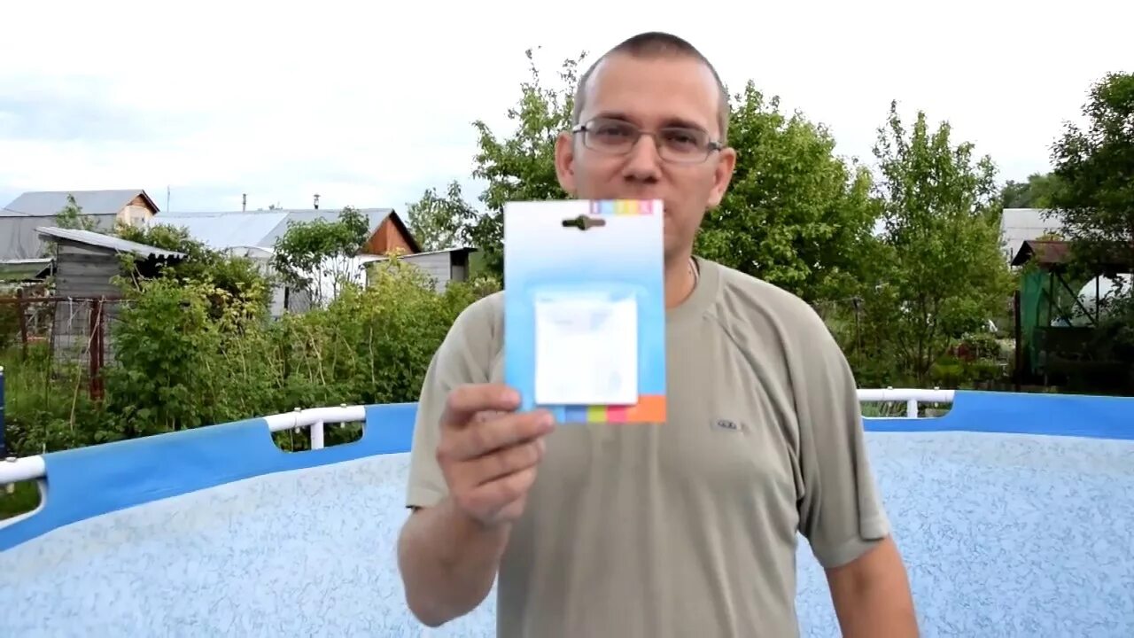 Дырявый каркасный бассейн. Заклеить каркасный бассейн не сливая. Заклейка каркасного бассейна intex. Заклейка каркасного бассейна intex. Ремонт каркасного бассейна не сливая воду.