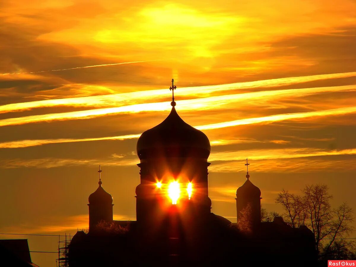 Купола над солнцем. Купола над солнцем. Церковь в тумане. Свет над храмом. Купола над солнцем.
