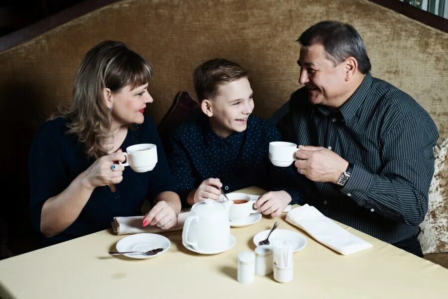 Чаепитие с мамой. Семья пьет чай за столом. Фотосессия чаепитие с сыном. Мама и папа пьют чай. Мать и сын пьют
