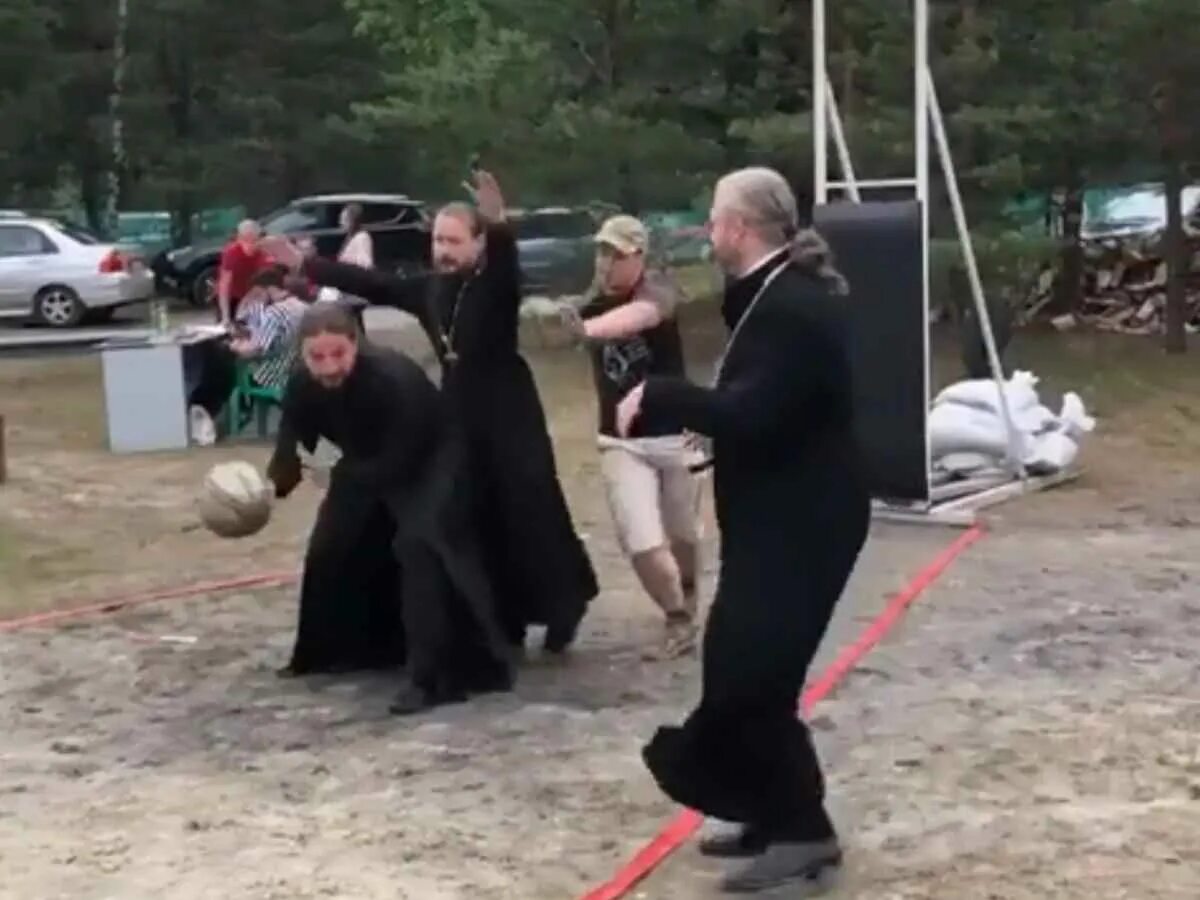 Батюшка бандит. Вечеринка священников. Православный священик дерётся. Священник и монахиня. Новогодний костюм священника.