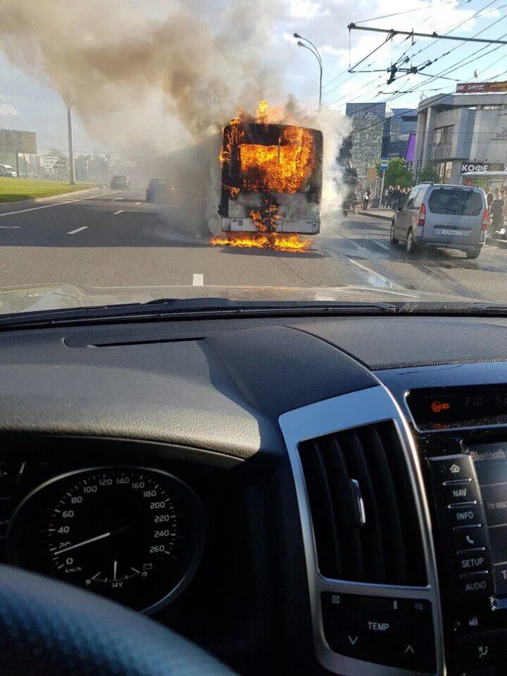 Сгорел автобус сегодня в Москве. Пожар автобуса сегодня в Москве.