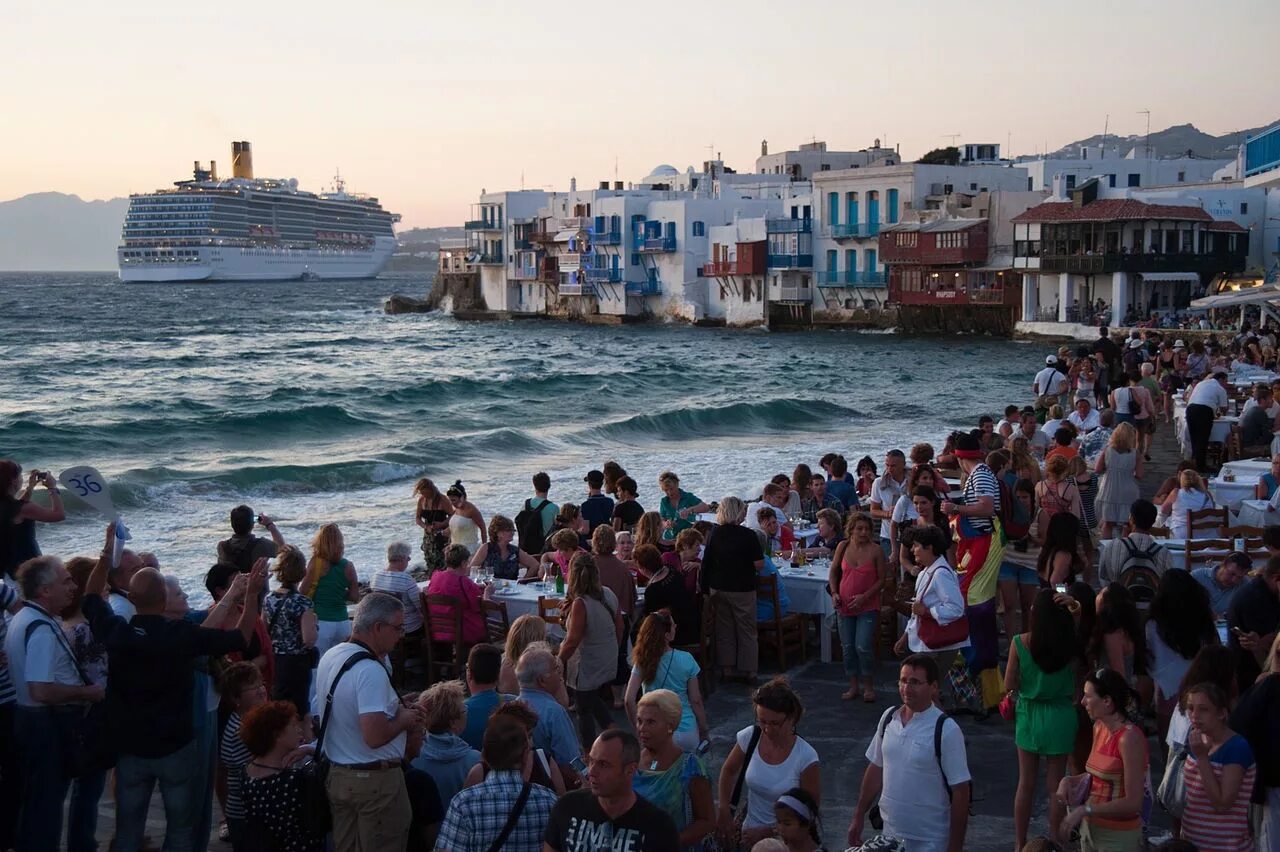 Греческое било. Толпы туристов в Греции фото. Миконос гонки. Курортный сбор в 2023 году. Mass Tourism.