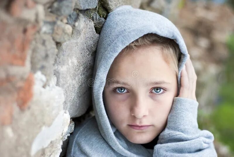 Расстроенный ребенок. Мальчик 9 лет. Unhappy childhood. Sad children. Девушки подростки.