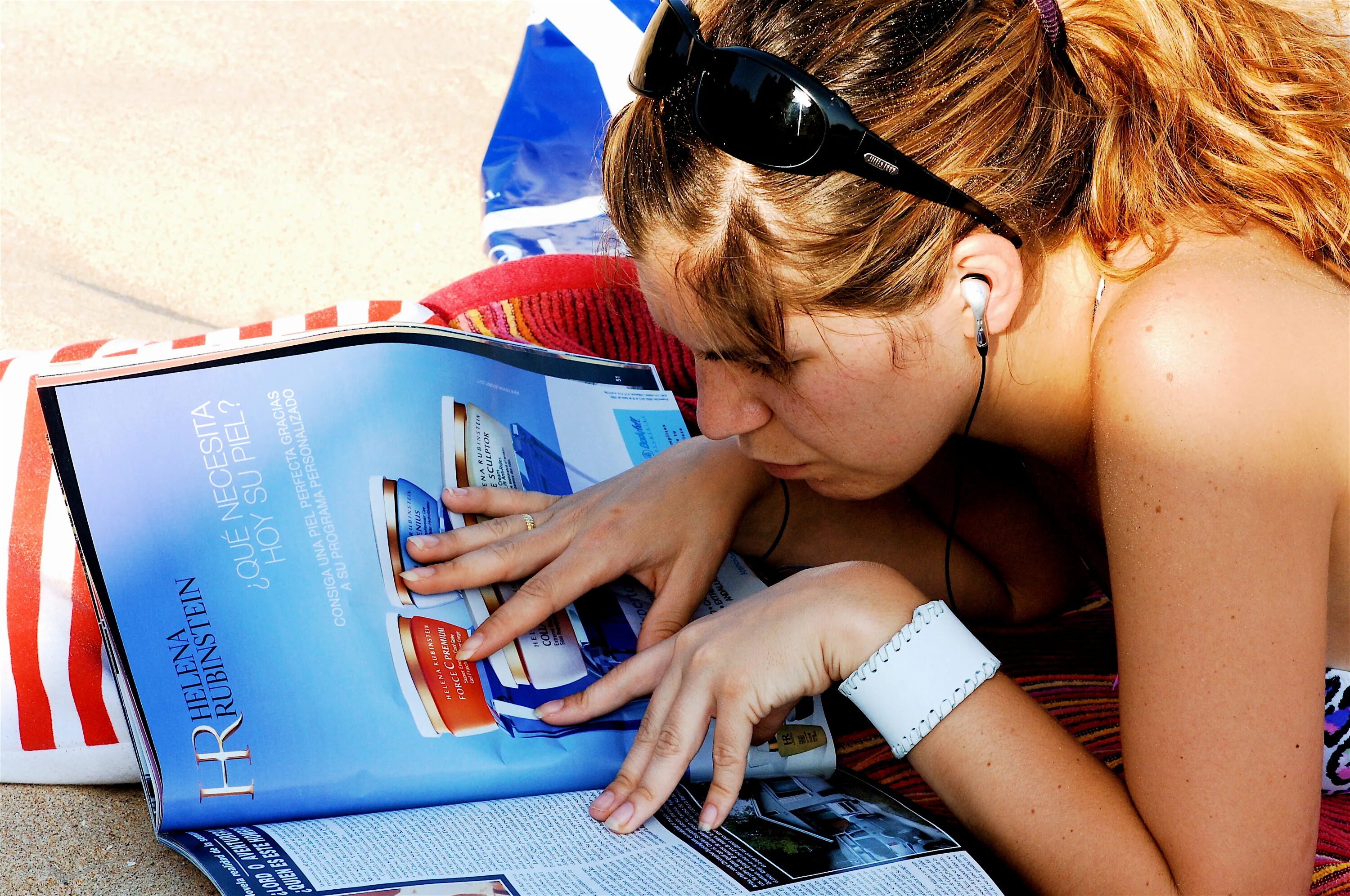 She reads magazines. Фото read a Magazine. Reading Magazines. Girl Magazine reading. I read Magazines.