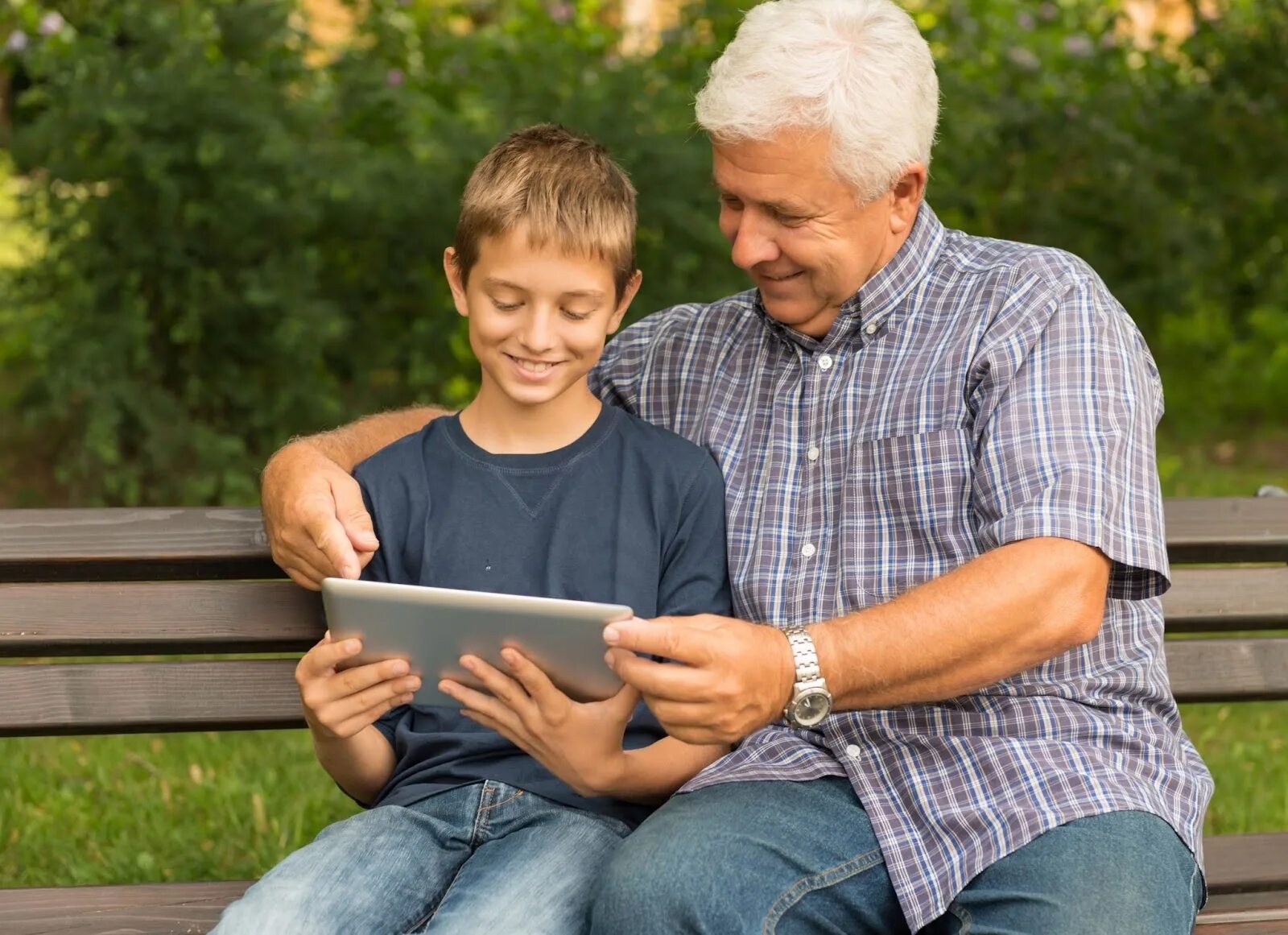 Пенсионеры с внуками. Дедушка и внук. Старики и внуки. Grandfather and grandson. Boy old man