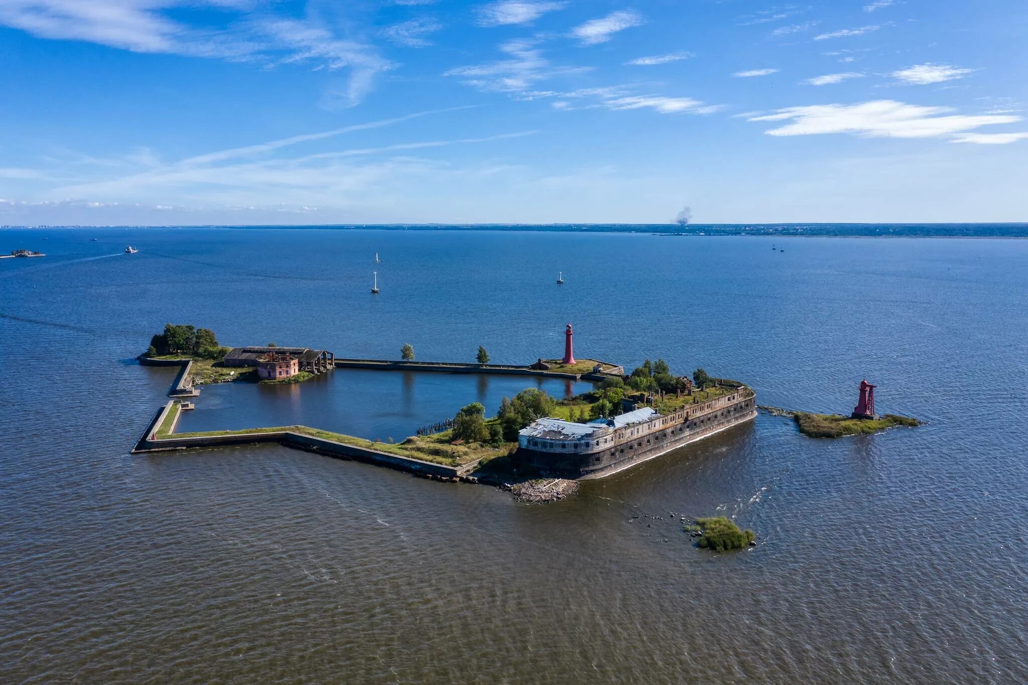 Остров котлин кронштадт. Форт котлин кронштадт. Кронштадт на острове котлин. Город кронштадт на острове котлин. Форт кроншлот в кронштадте.