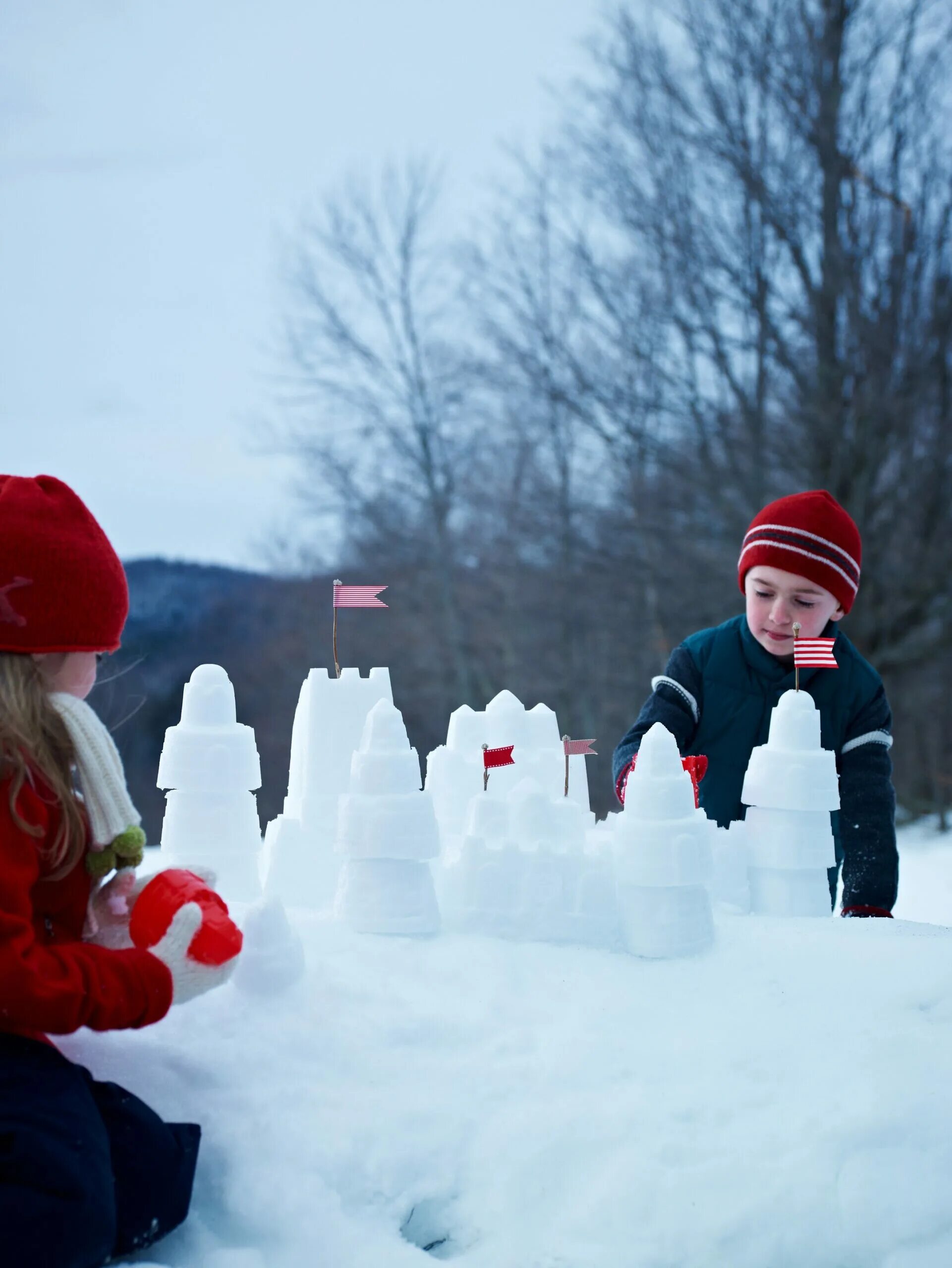 Зимой можно играть. Зимние развлечения. Снежная крепость. Снежные забавы для детей. Дети зимой.