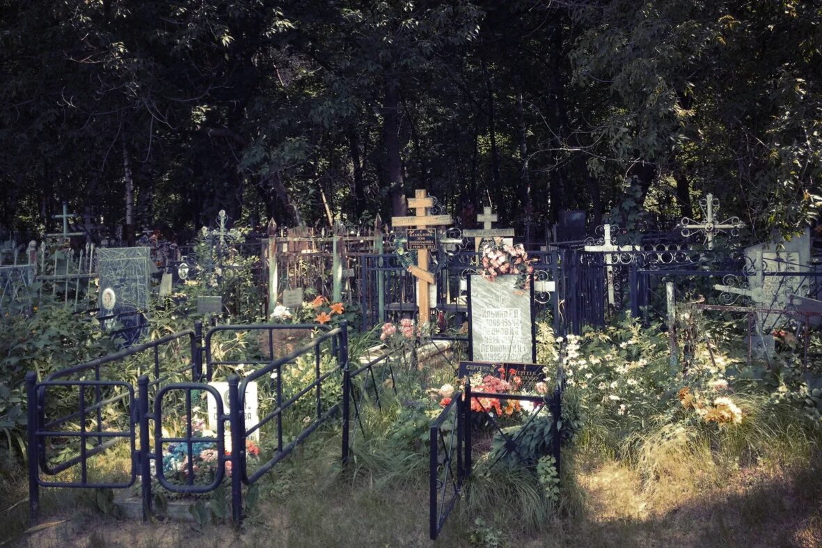 Толкование сна кладбище. Кладбище в России. Приснилось кладбище. Российское кладбище ночью. Снится кладбище и могилы.