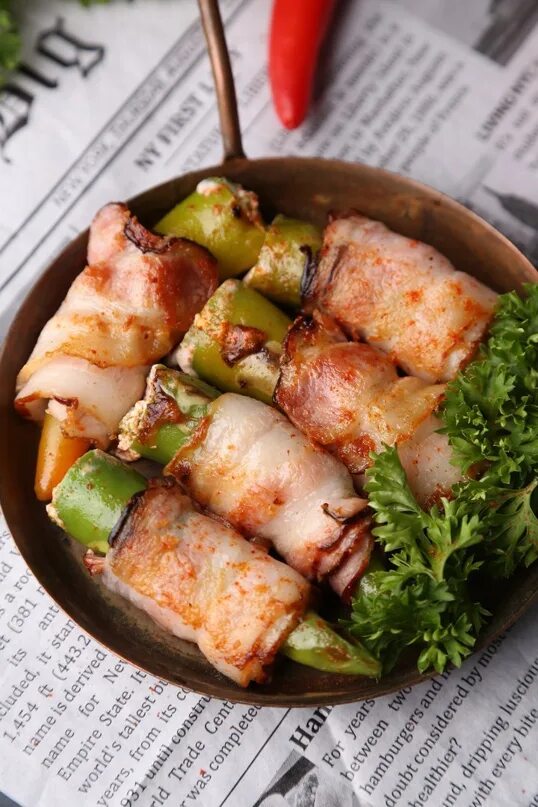 Закуска с беконом на шпажках. Перец в беконе. Перец с беконом в духовке. Перец в беконе. Перец в беконе с сыром.