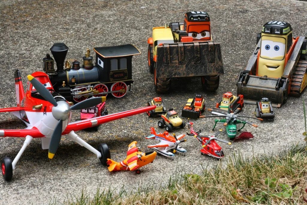 Rescued toys. Самолёты Disney Toys. Planes Fire and Rescue 2014 игрушки. Pontoon Disty Mattel plane’s Fire and Rescue. Самолёты Disney Mattel.