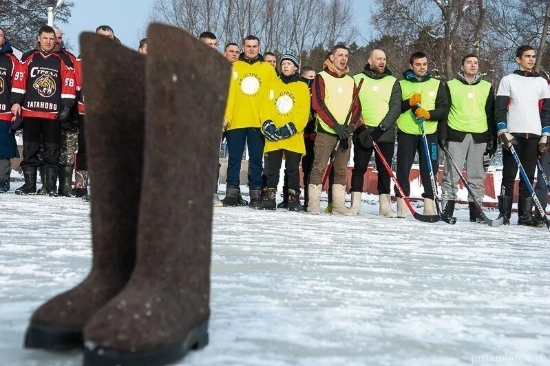 Хоккей на снегу в валенках. Соревнования хоккей в валенках. Хоккейный корт. Хоккей на валенках. Хоккей на валенках.