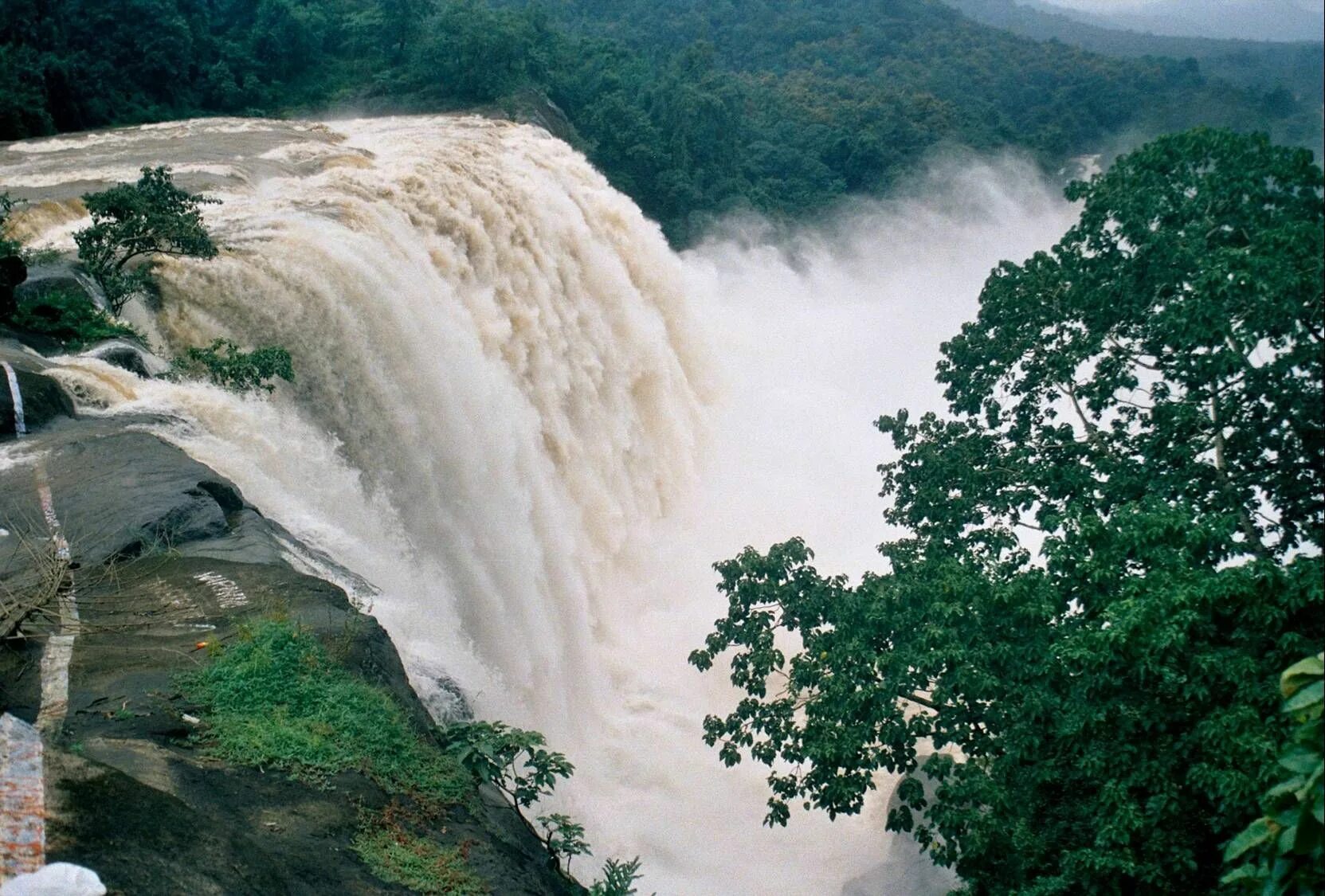 Страна многих вод. Водопад Арвалем. Водопад Дудхсагар Индия. Водопад Арвалем Гоа. Водопады Керала.