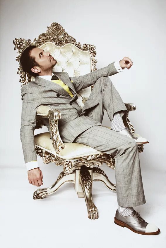 Парень сидит в кресле. Мужчина сидит в кресле. Мужчина в кресле. Мужчина в кресле в костюме. Мужчина в кресле.