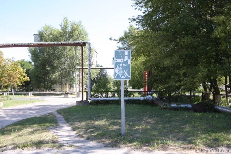 Жилая зона фото. Знак жилая зона. выезд из двора фото. зеркало на выезд из двора.