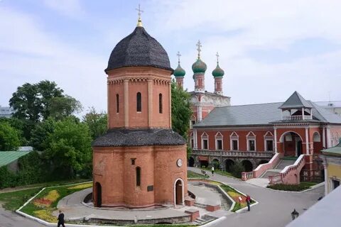 Выше монастырь