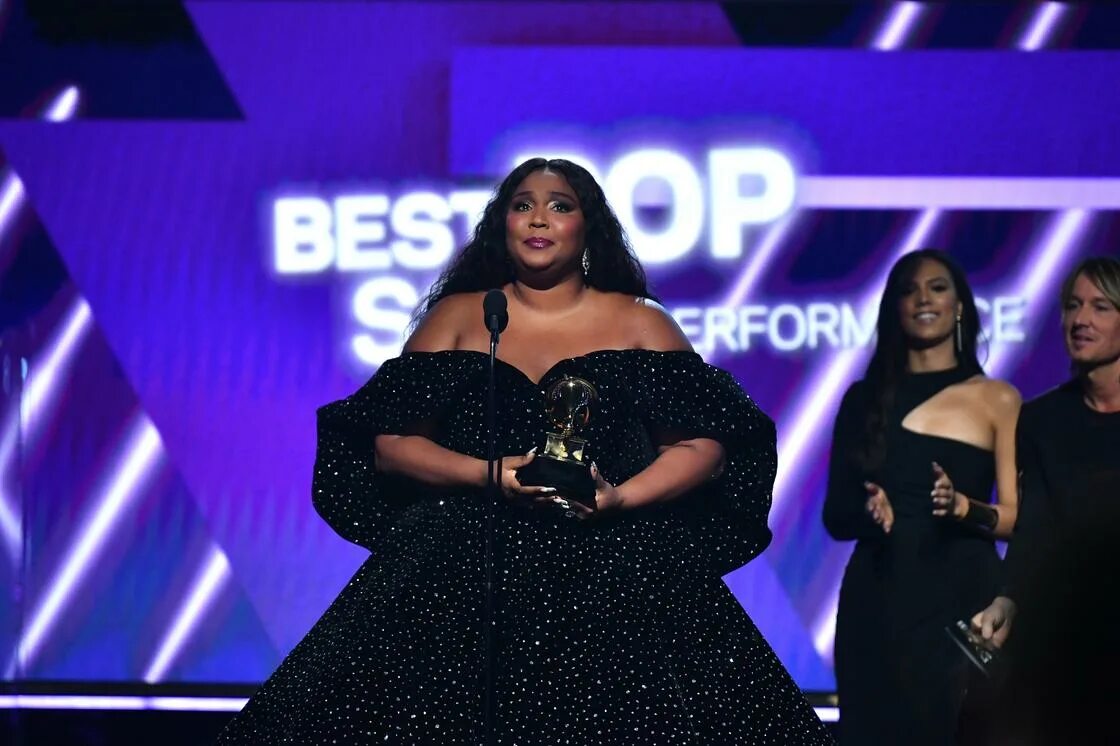 Выступления грэмми. Лиззо американская певица грэмми. lizzo grammy.