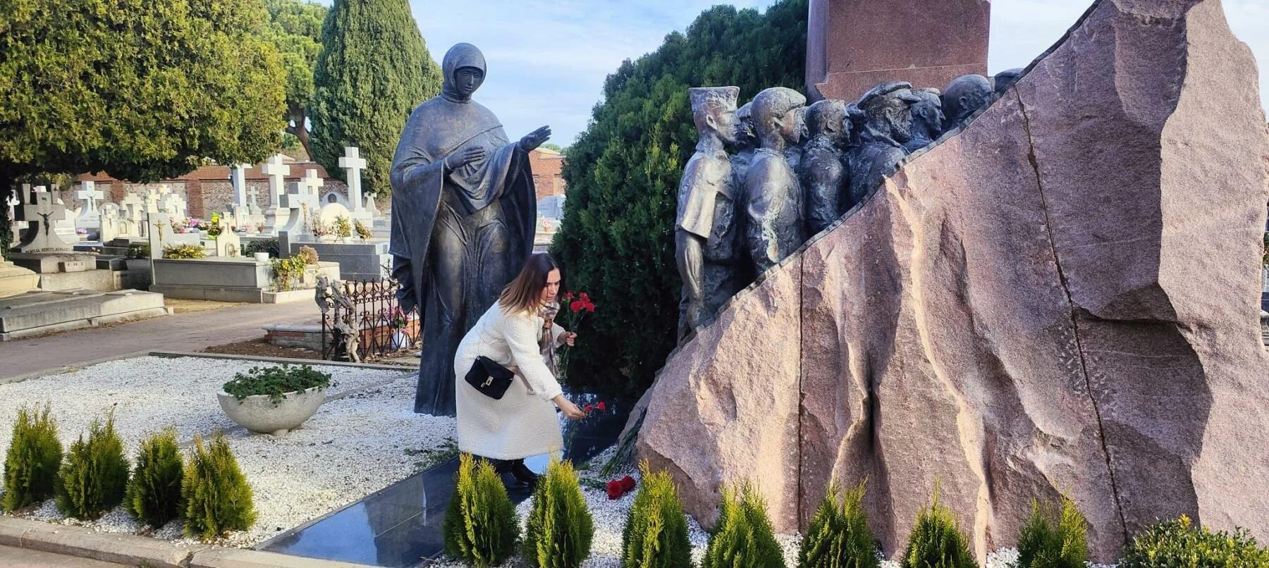 Памятник волонтерам. Памятник в Мадриде погибшим советским добровольцам.