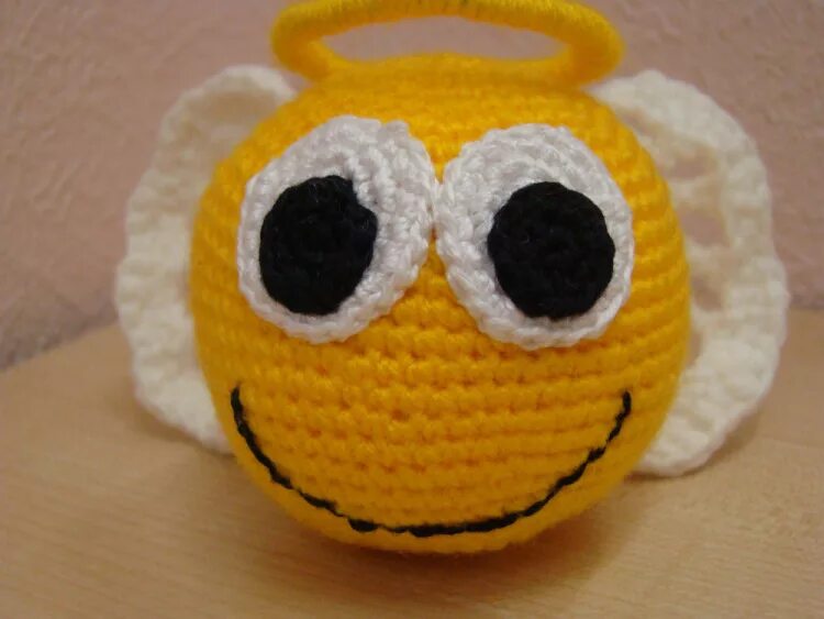 Вязаные смайлики крючком. Вязаные подушки смайлики. Вязаные смайлики подушки крючком. Брелок смайлик крючком. Связанный смайлик.