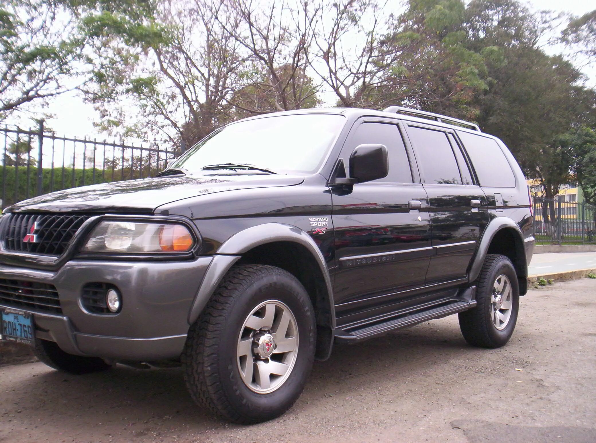 Mitsubishi montero 2001. Митсубиши Монтеро спорт 2001. Митсубиси Монтеро 2001 года. Mitsubishi Montero Sport 2001 года.