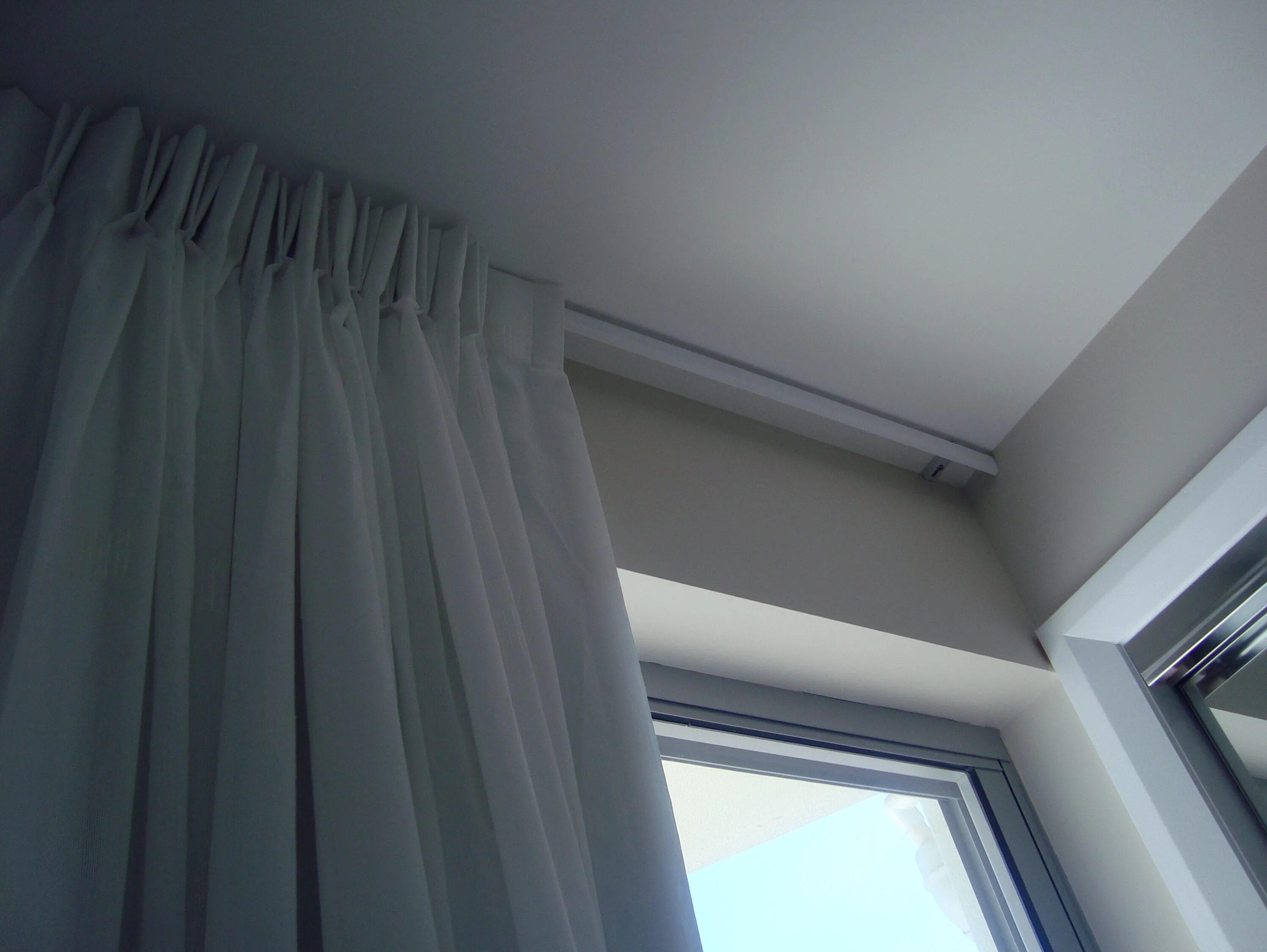 гардина для штор потолок фото. электрокарниз slott. потолочная шина для штор. скрытые карнизы для натяжных потолков. потолочная гардина в интерьере.