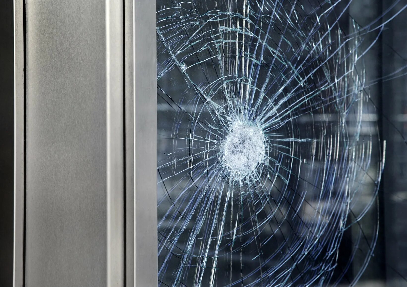 Включи стекло. Небьющееся стекло. Дверь с разбитым стеклом. Треснутый стеклопакет. Сломала стекло в двери.