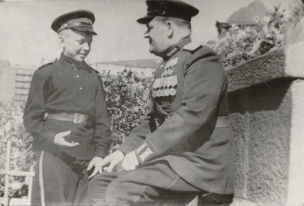 Командир 6 полка. Сергей андреевич алёшков. сергей андреевич алёшков (алёшкин). михаил данилович воробьев командир полка. алёшков сергей андреевич сын полка.