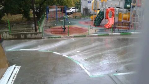 Ливень размыл круто поднимающуюся тропинку в гору