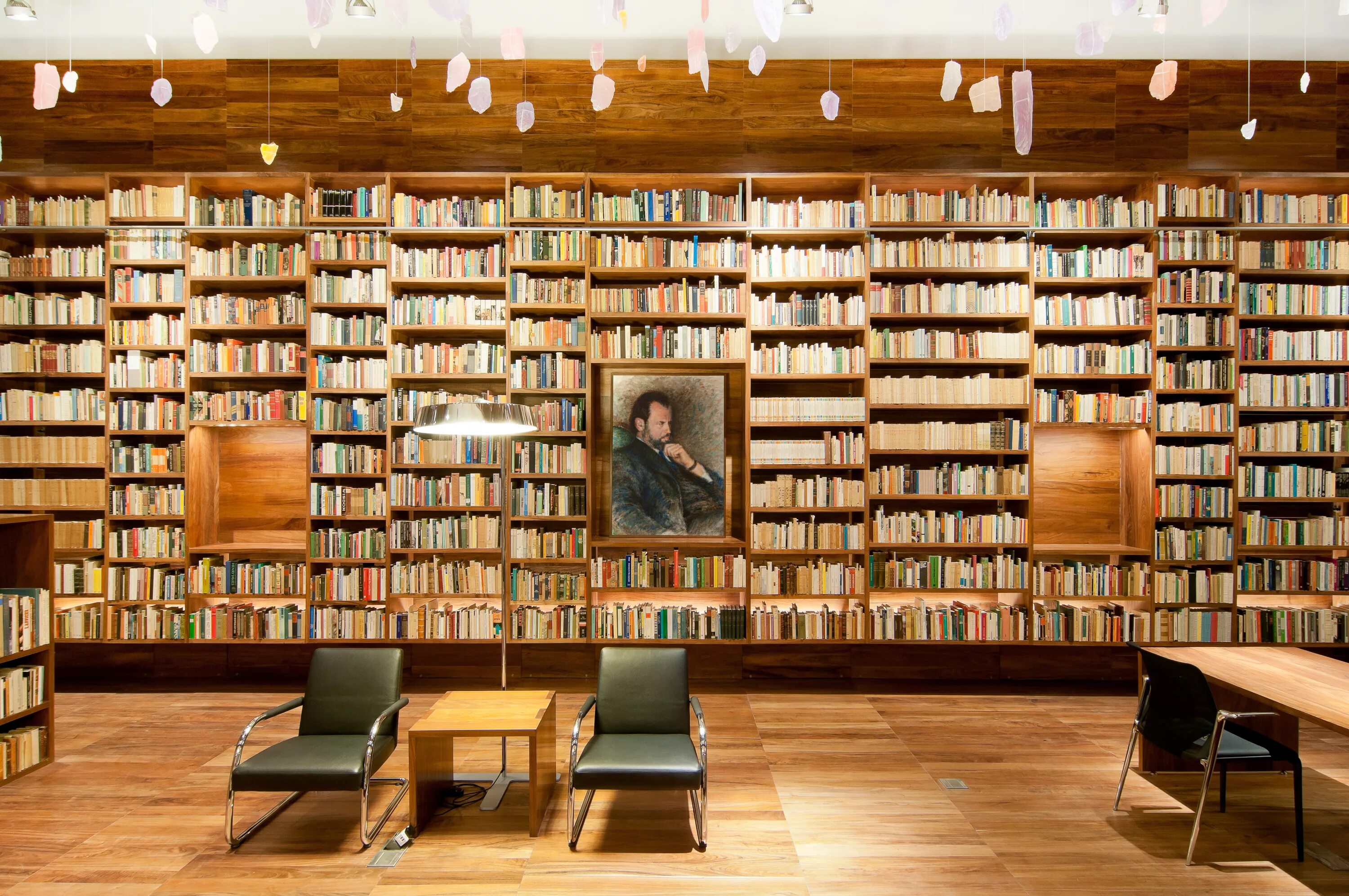 Современная домашняя библиотека. Домашняя библиотека интерьер. Комната библиотека. Интерьер с книжными полками. Библиотека в современном стиле.