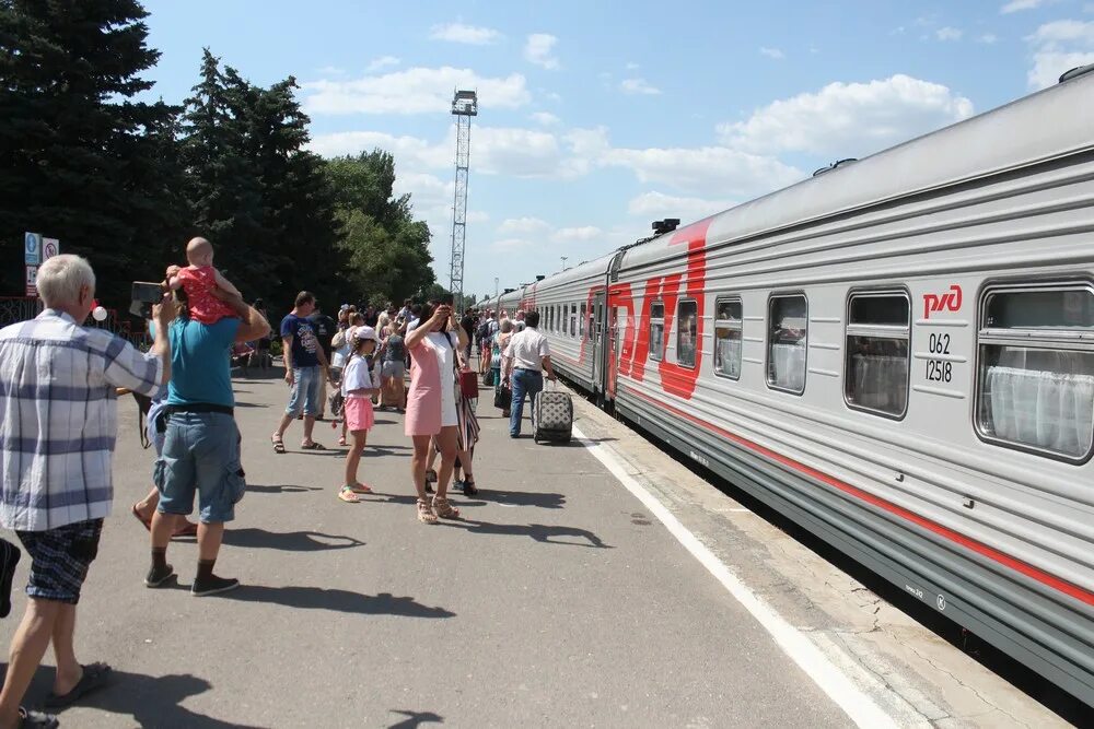 Жд билеты волгодонск. Железнодорожный вокзал Волгодонск. Волгодонская станция поезда. Электричка Волгодонск. Поезд Волгодонск Санкт Петербург.