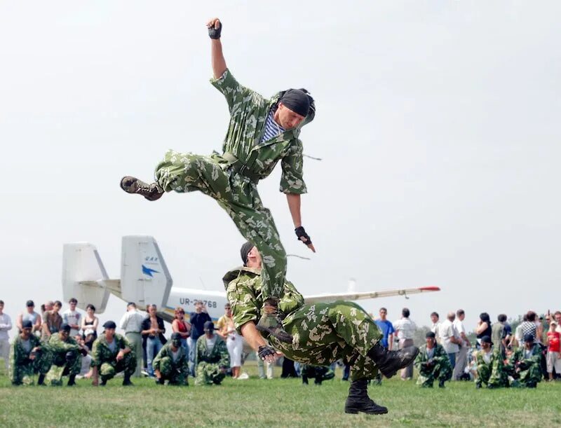Воздушно-десантные войска. Прыжки с парашютом армия. Десант в прыжке. Воздушные десантные войска.